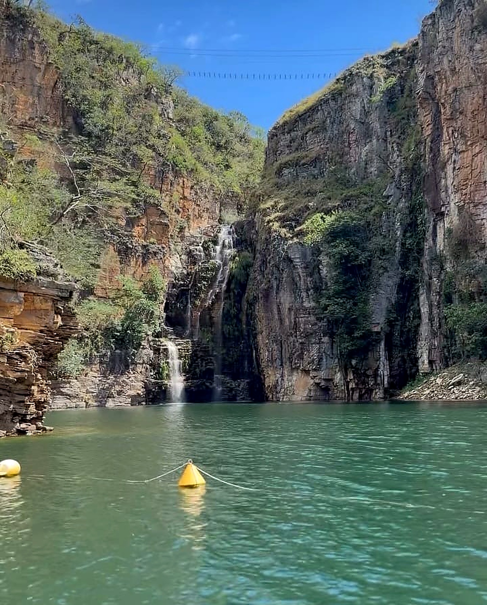 Cachoeira dupla nos Cânions de Capitólio