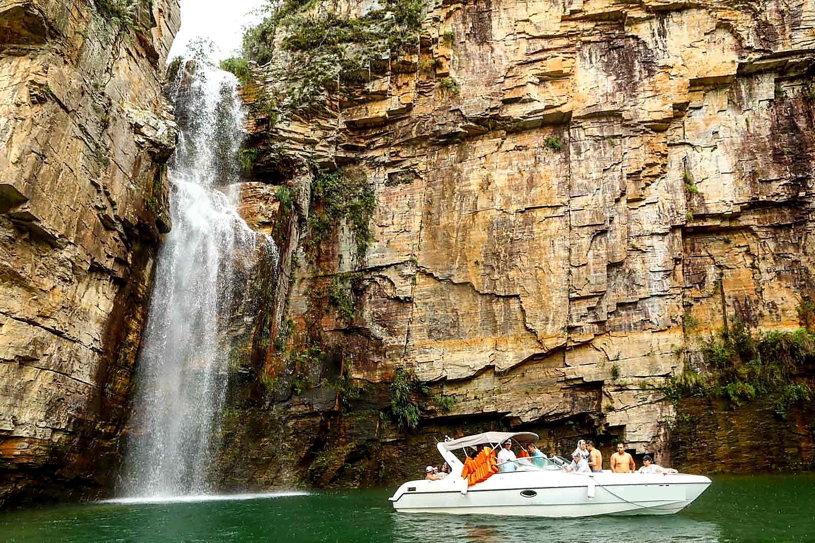 Cachoeira e paredões dos Cânions de Capitólio com lancha
