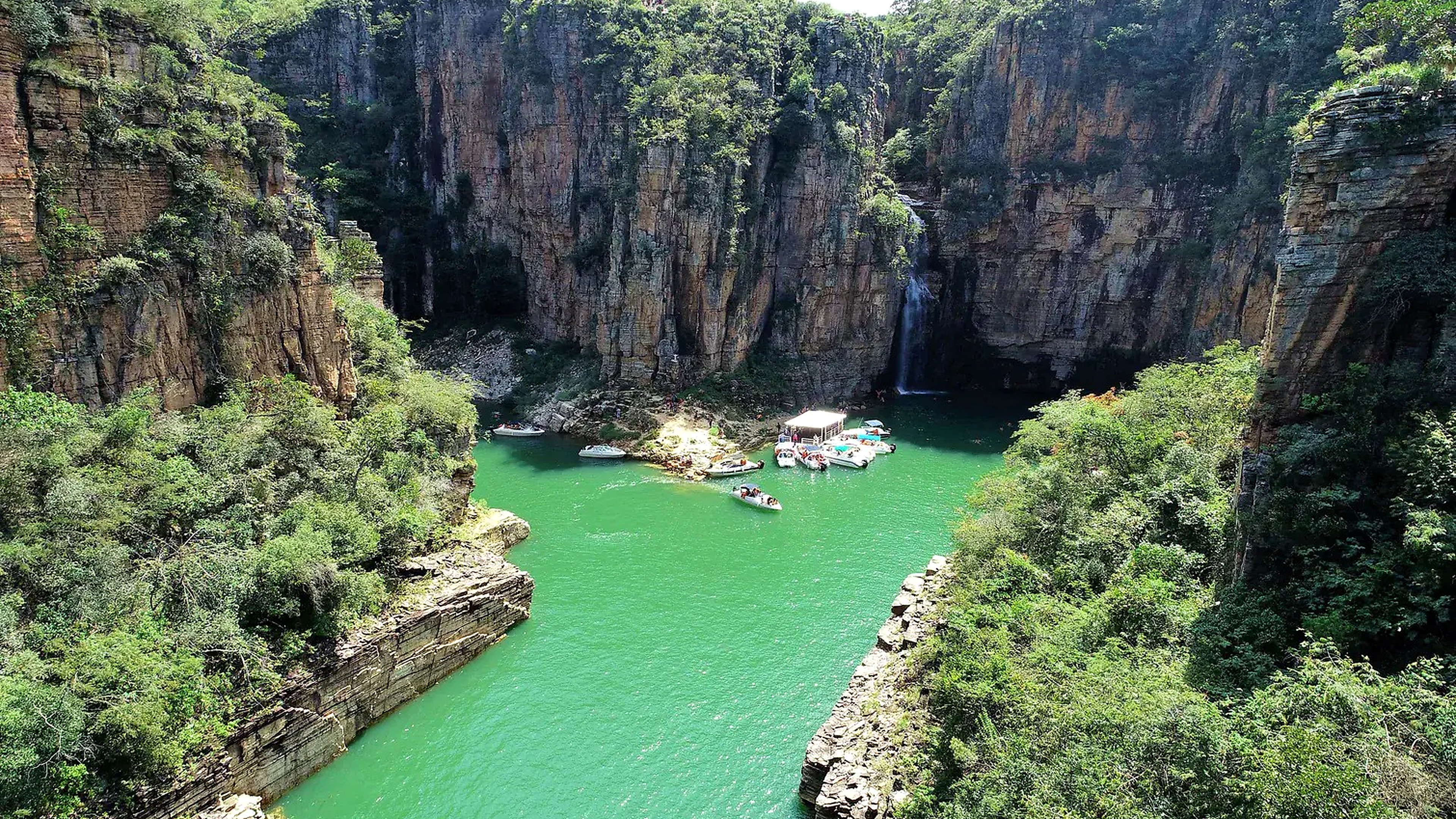 Cânions de Capitólio no Lago de Furnas — Passeios de lancha Kelli Roque
