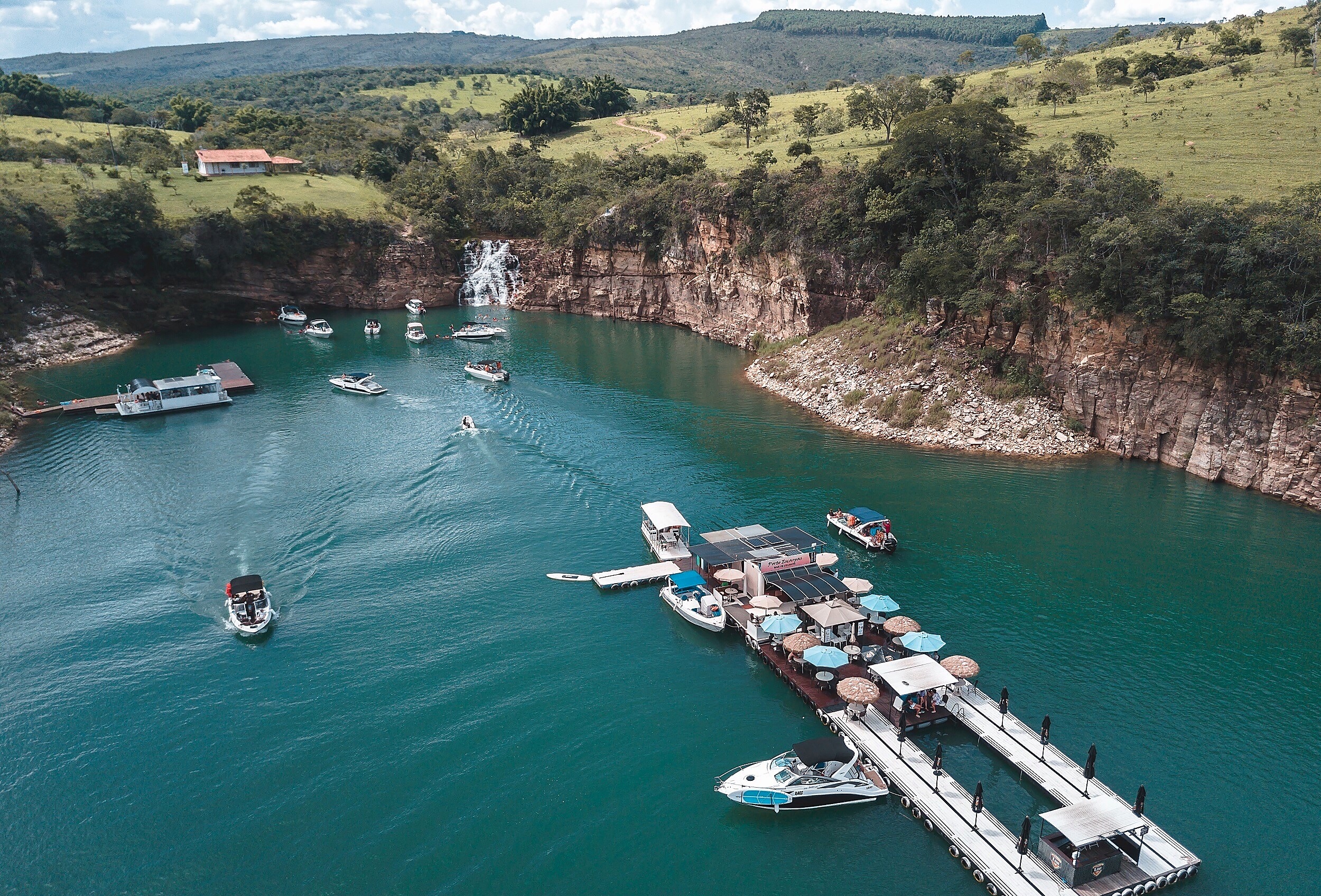 Vista aérea da Lagoa Azul e bar flutuante em Capitólio MG